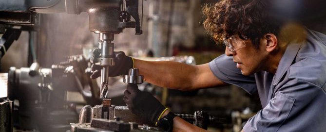 Le rôle clé du machiniste en 2026 : bien plus qu’un opérateur de machine | Précifab