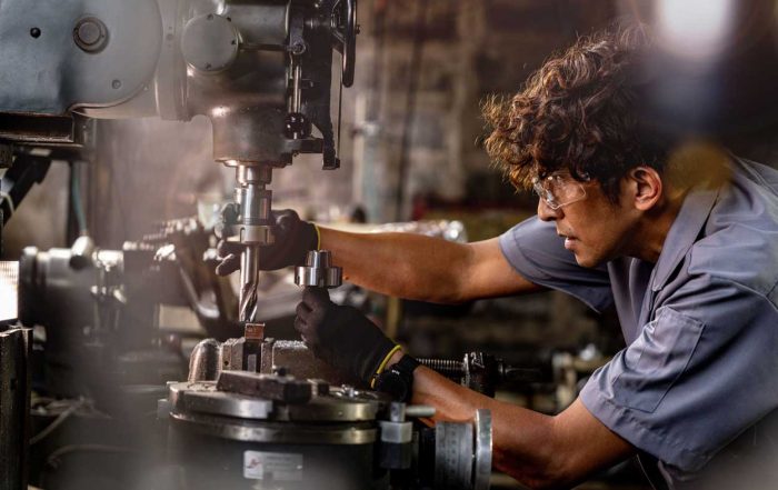 Le rôle clé du machiniste en 2026 : bien plus qu’un opérateur de machine | Précifab