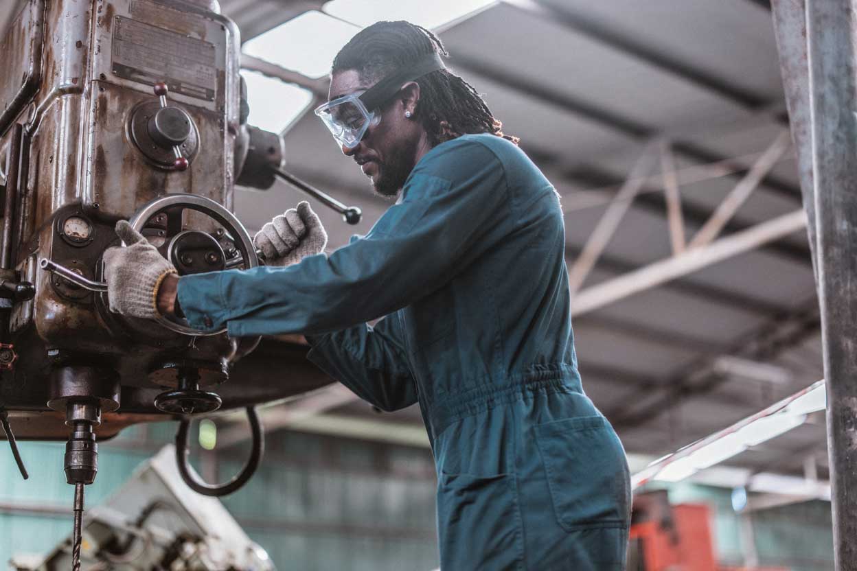Le rôle clé du machiniste en 2026 : bien plus qu’un opérateur de machine | Précifab